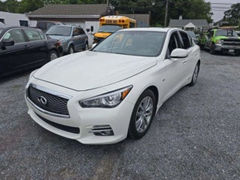 2017 Infiniti Q50 — a typically priced live listing