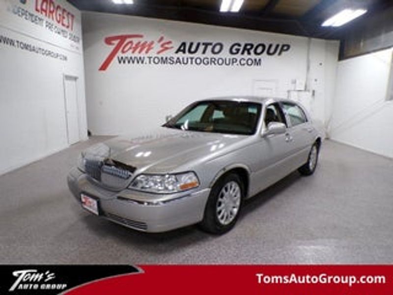 2007 Lincoln Town Car — a typically priced live listing