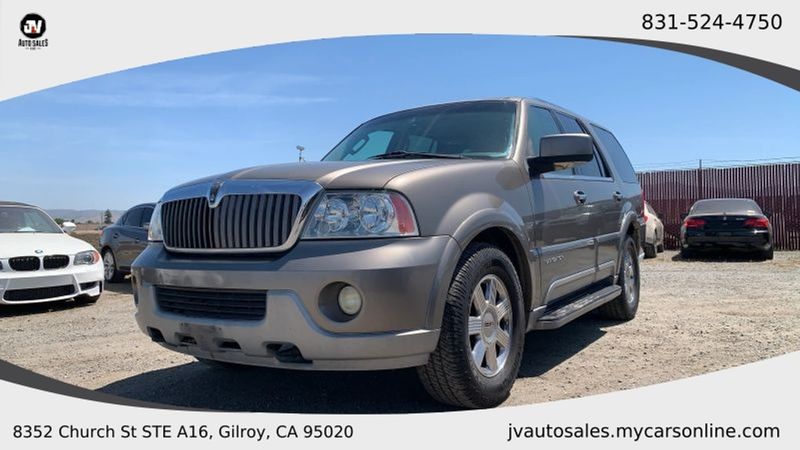 2004 Lincoln Navigator — a typically priced live listing