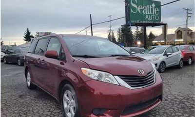 2014 Toyota Sienna LE 8 Passenger