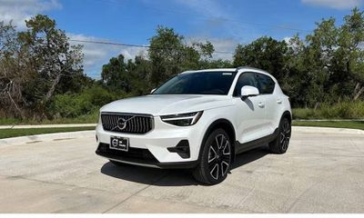 2025 Volvo XC40 Ultra Bright