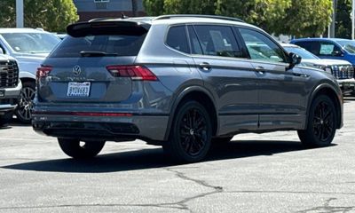 2022 Volkswagen Tiguan SE Black