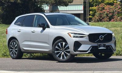 2023 Volvo XC60 Plus Dark