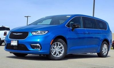 2027 Chrysler Pacifica Select