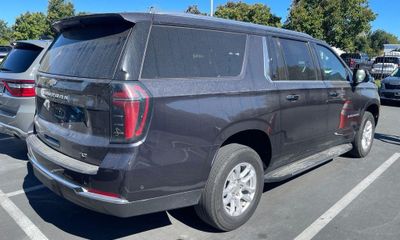 2025 Chevrolet Suburban LT