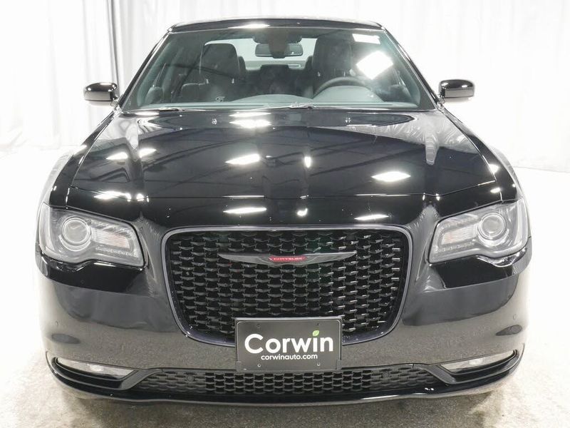 2022 Chrysler 300 — a typically priced live listing