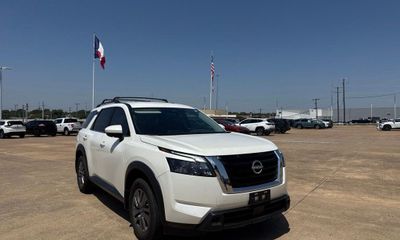 2024 Nissan Pathfinder SV