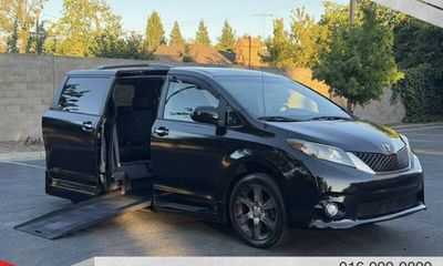 2013 Toyota Sienna SE 8 Passenger