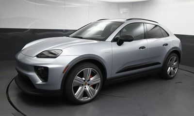 2025 Porsche Macan 4S Electric