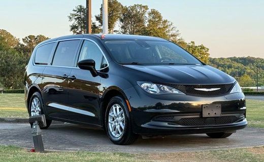 2023 Chrysler Voyager LX