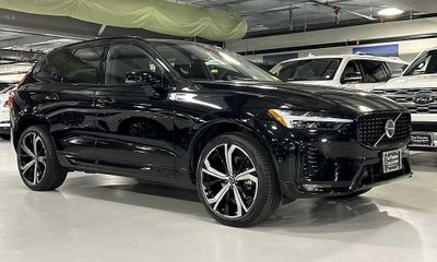 2024 Volvo XC60 Ultimate Dark
