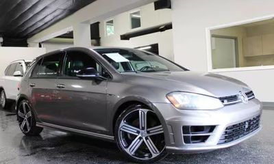 2016 Volkswagen Golf R Base W DCC