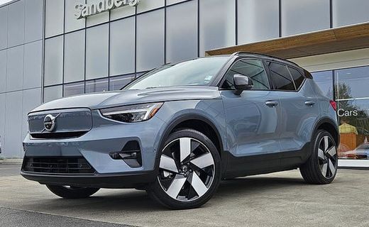 2023 Volvo XC40 Plus Dark