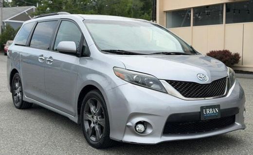 2015 Toyota Sienna SE 8 Passenger