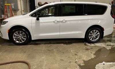 2026 Chrysler Pacifica Select