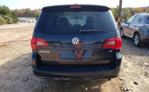 2010 Volkswagen Routan SE