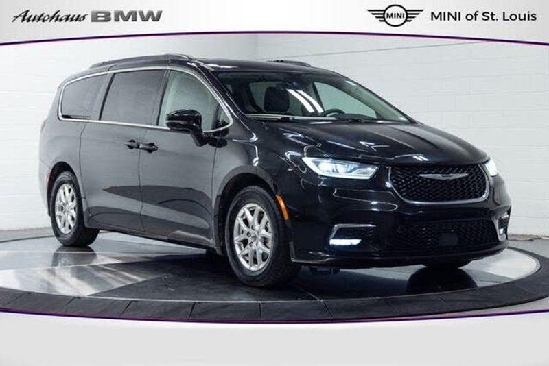 2022 Chrysler Pacifica — a typically priced live listing