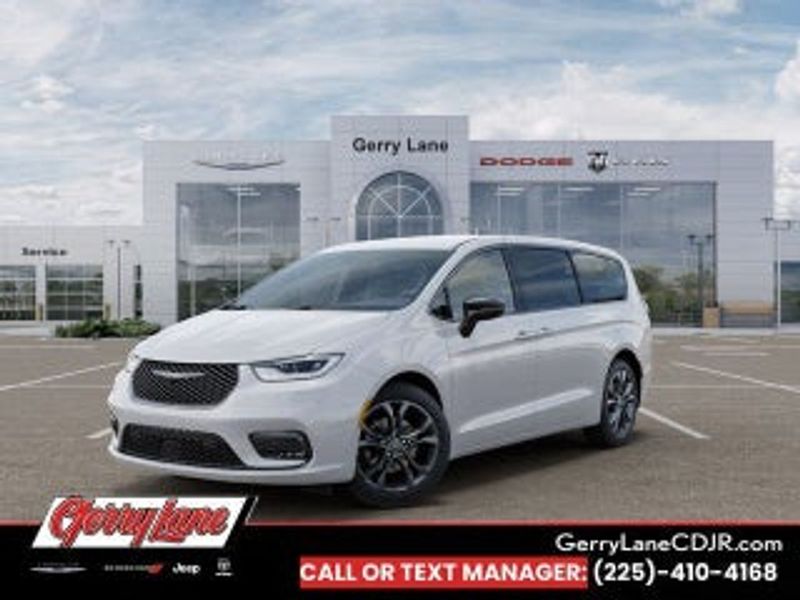 2025 Chrysler Pacifica — a typically priced live listing