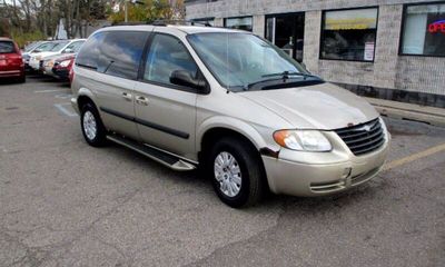 2005 Chrysler Town AND Country Base LX