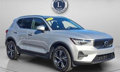 2025 Volvo XC40 Core