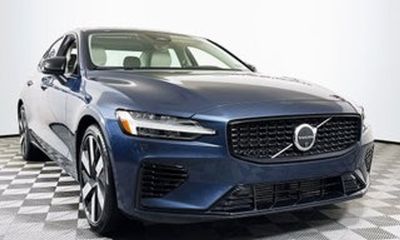2023 Volvo S60 Plus Black Edition