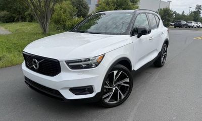 2022 Volvo XC40 R Design