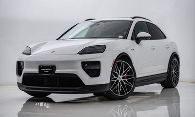 2025 Porsche Macan 4S Electric