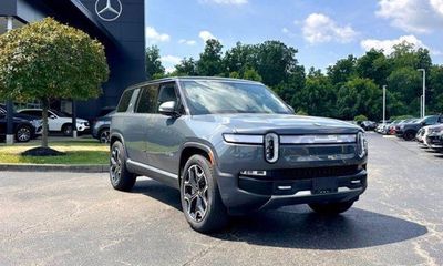 2024 Rivian R1S Adventure