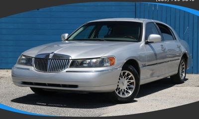 2001 Lincoln Town CAR Signature