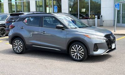 2022 Nissan Kicks SR