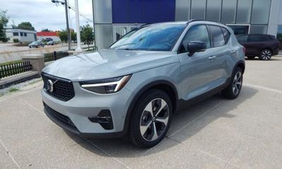2026 Volvo XC40 Plus Dark