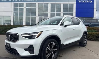 2023 Volvo XC40 Plus Bright