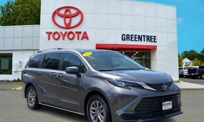 2024 Toyota Sienna LE