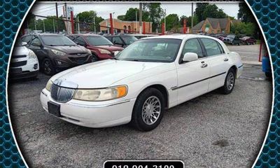 2000 Lincoln Town CAR Signature