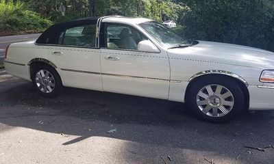 2005 Lincoln Town CAR Signature Limited