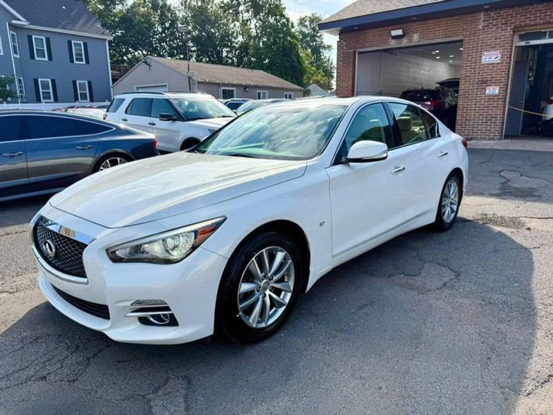 2015 Infiniti Q50 — a typically priced live listing