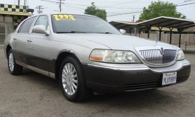 2005 Lincoln Town CAR Signature