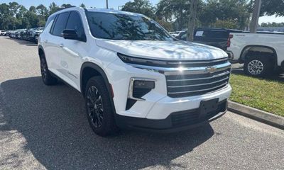 2025 Chevrolet Traverse LT