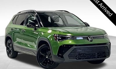 2025 Volkswagen Taos SE Black