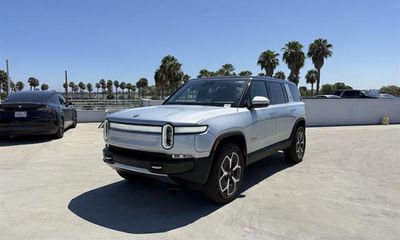 2024 Rivian R1S Adventure