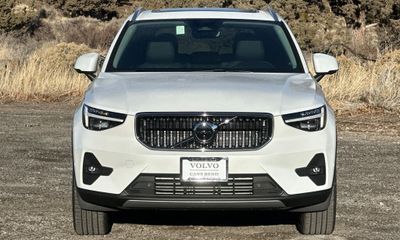 2025 Volvo XC40 Ultra Bright