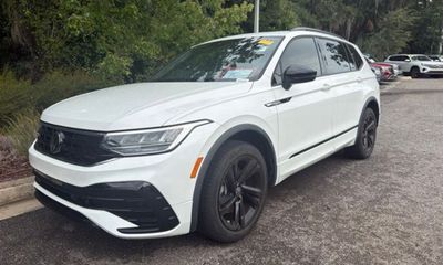 2024 Volkswagen Tiguan SE Black