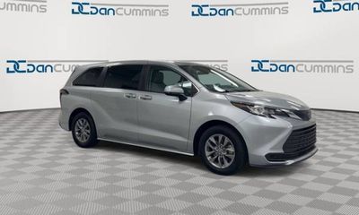 2023 Toyota Sienna LE