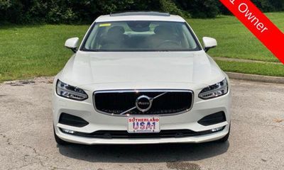 2017 Volvo S90 Momentum