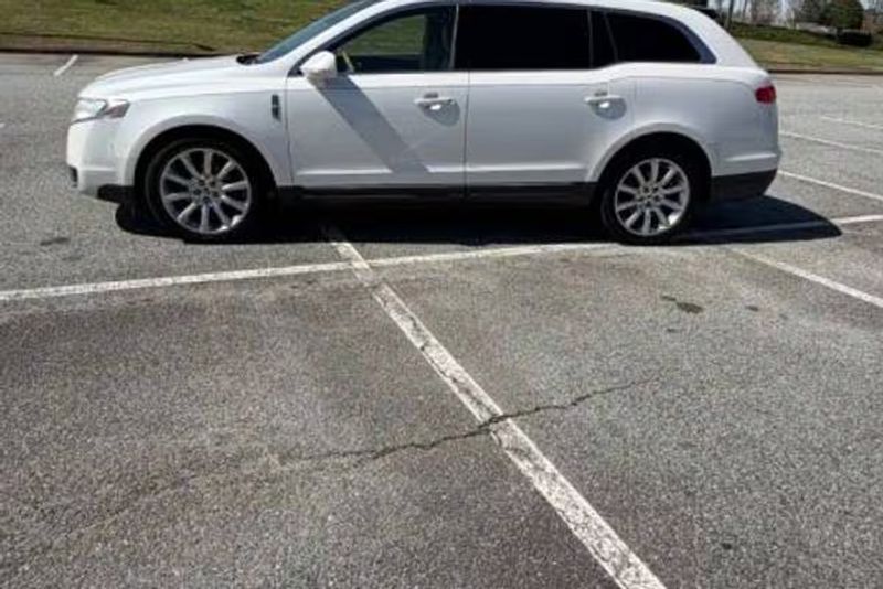 2010 Lincoln MKT — a typically priced live listing