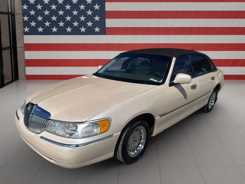 1998 Lincoln Town CAR — a typically priced live listing