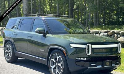 2024 Rivian R1S Adventure