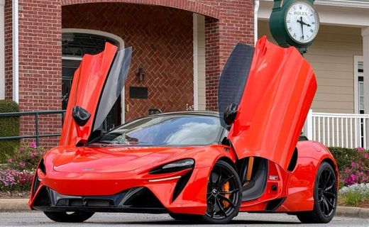 2023 McLaren Artura