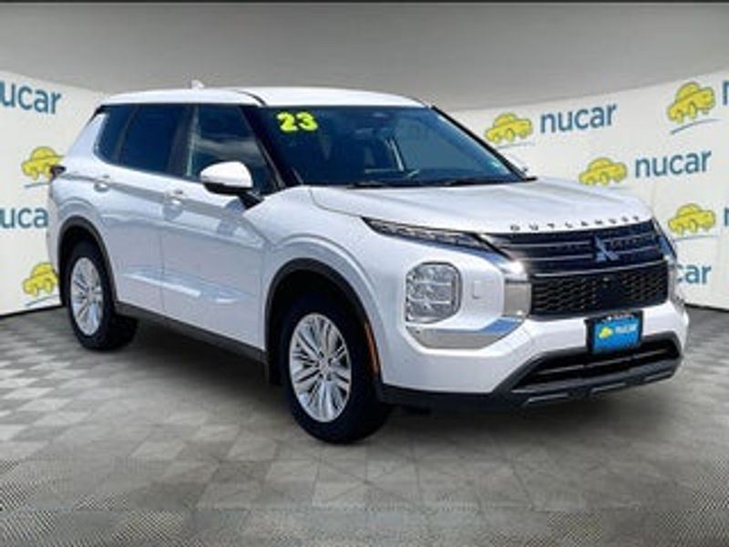 2023 Mitsubishi Outlander — a typically priced live listing