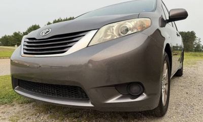 2015 Toyota Sienna LE 7 Passenger